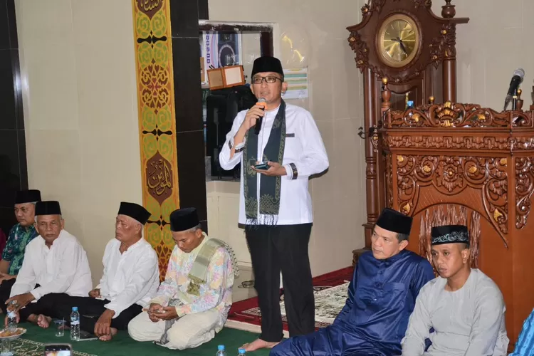 Wali Kota Padang Hendri Septa mengunjungi Masjid Darul Hikmah yang berada di Kelurahan Batuang Taba Nan XX, Kecamatan Lubuk Begalung (Lubeg), Senin, 18 Maret 2024. (Humas Pemko Padang )