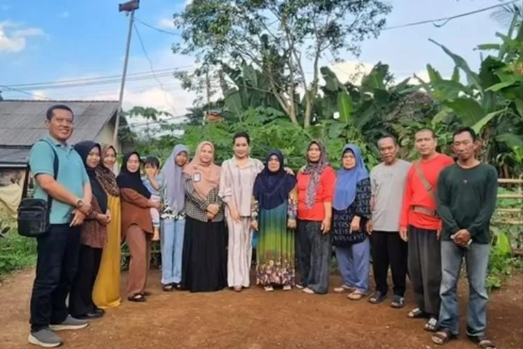 Tim Hotman Temui Keluarga Korban Pemerkosaan di Lampung (Instagram @hotmanparisofficial)