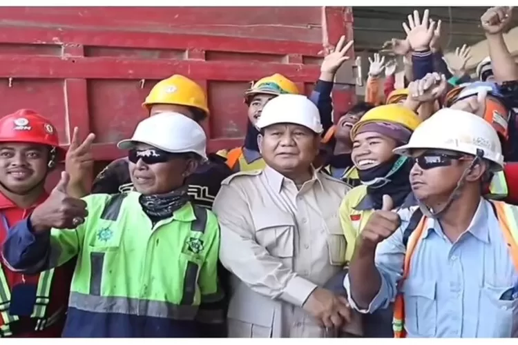 Prabowo larang pekerja proyek pakai pose dua jari saat pose (Instagram @mood_jakarta)