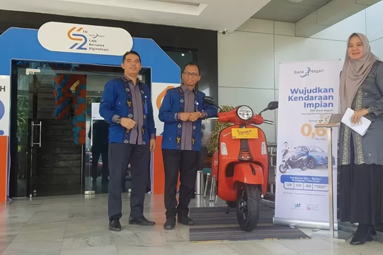 Pemimpin Bank Nagari Cabang Utama Padang Roni Edrian (tengah) bersama sepeda motor yang dipamerkan dalam program KKB di Teras Lobi Bank Nagari Kamis (21/3). IST&nbsp;