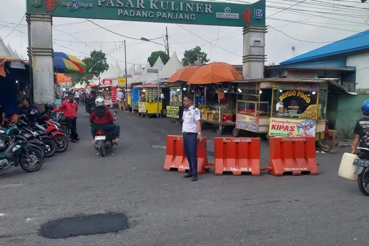 Atasi Kemacetan Kawasan Pasar, Dishub Padang Panjang Kerahkan Puluhan Personel Selama Ramadan (Kominfo Padang Panjang)