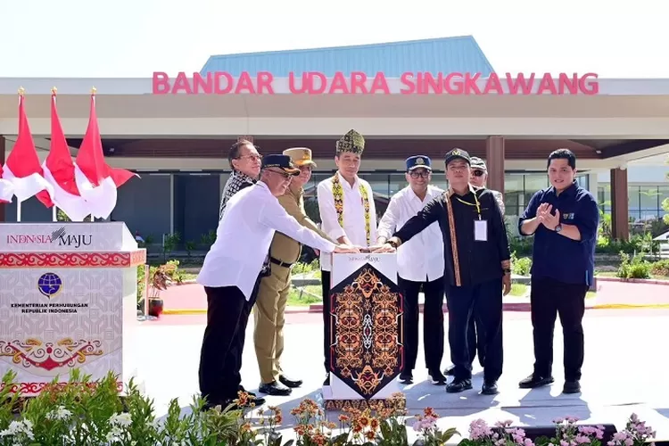 Presiden Jokowi resmikan Bandara Singkawang (Instagram @sekretariat.kabinet)