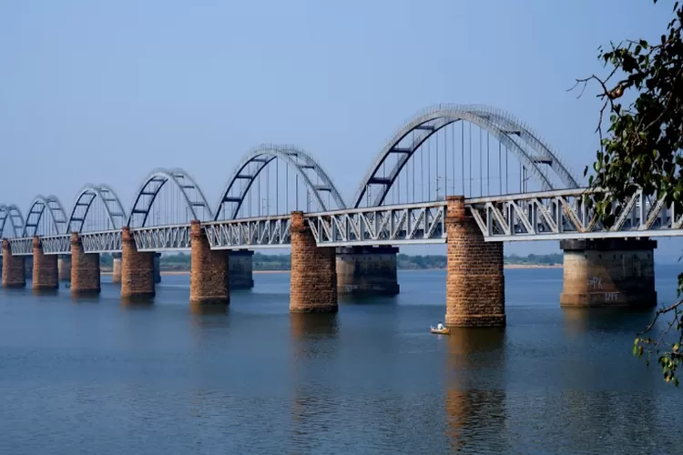 Jembatan Suramadu di Jawa Timur  (unsplash.com)