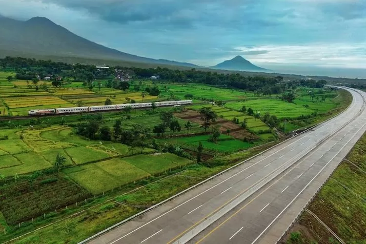 Kementerian Pekerjaan Umum dan Perumahan Rakyat (PUPR) bersama Badan Usaha Jalan Tol (BUJT) terus mempercepat penyelesaian pembangunan jalan tol baru, salah satunya Jalan Tol Kapalbetung atau Jalan Tol Kayu Agung - Palembang - Betung di Sumatera Selatan. Adapun proyek jalan tol ini ditargetkan rampu