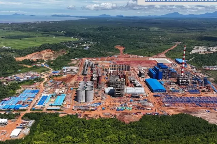 Presiden Joko Widodo melakukan peninjauan langsung ke Smelter Grade Alumina Refinery (SGAR) di Kabupaten Mempawah, Provinsi Kalimantan Barat, pada Rabu, 20 Maret 2024. Dalam kunjungan tersebut, Kepala Negara menegaskan pentingnya pembangunan smelter untuk bauksit, yang merupakan langkah lanjutan set