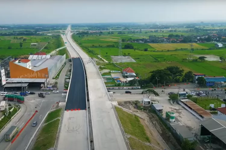 Jembatan penghubung antara Jalan Tol Solo Yogyakarta dan Jalan Tol Trans Jawa di Ngasem. Jalan Tol Solo Yogayakarta nantinya akan dioperasikan menyambut  mudik lebaran Hari Raya Idul FItri tahun 2024. (YouTube MasDon Channel)