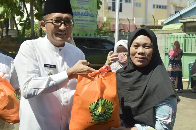 Syiar Ramadan Kemenag, 300 Masyarakat Kota Padang Terima Sembako dari Hendri Septa  (Humas Pemko Padang )