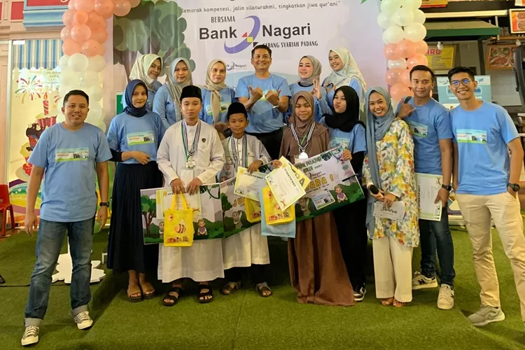 Pemimpin Bank Nagari Cabang Syariah Padang Heri Fitrianto bersama pemenang Festival Pelajar Soleh Seassion 3, Sabtu (23/3). IST