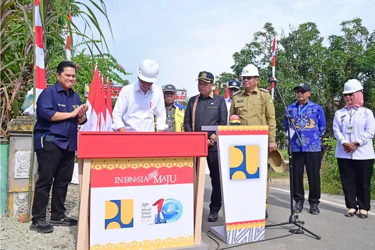 Jokowi resmikan jalan di Kalimantan Barat (kalbar.go.id)