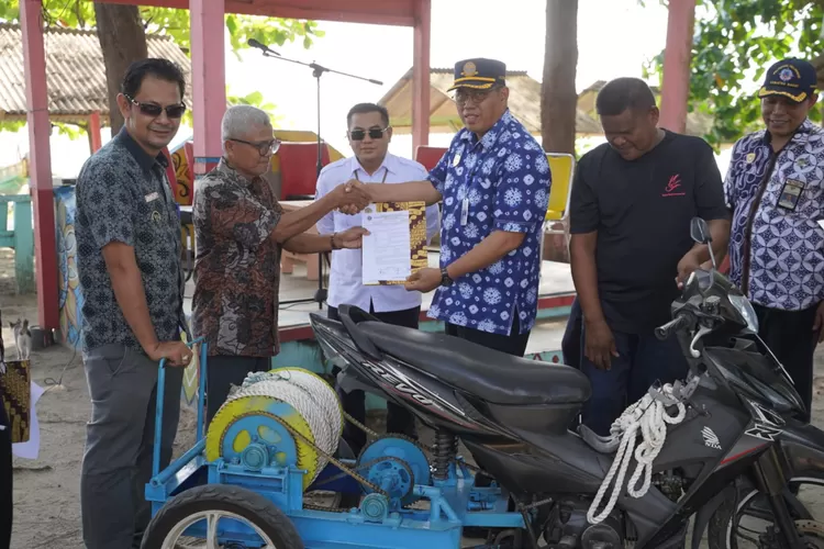 Kolaborasi dengan Poltekpel Sumbar, Politeknik Negeri Padang Hadiahkan Mesin Penarik Perahu untuk Nelayan Pantai Katapiang (Humas PNP )