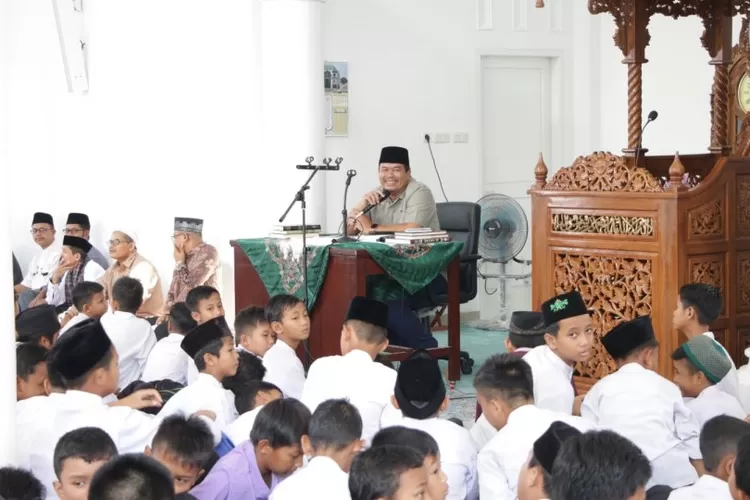 Buka Pesantren Ramadan, Yota Balad: Pintar Tapi tak Berakhlak Adalah Omong Kosong (Kominfo Padang Panjang)