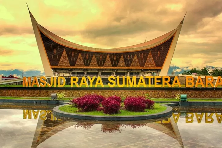 Masjid Raya Sumatera Barat adalah masjid raya di provinsi Sumatera Barat yang terletak di Jalan Chatib Sulaiman, Kecamatan Padang Utara, Kota Padang yang memiliki luas sekitar 4.430 meter persegi.