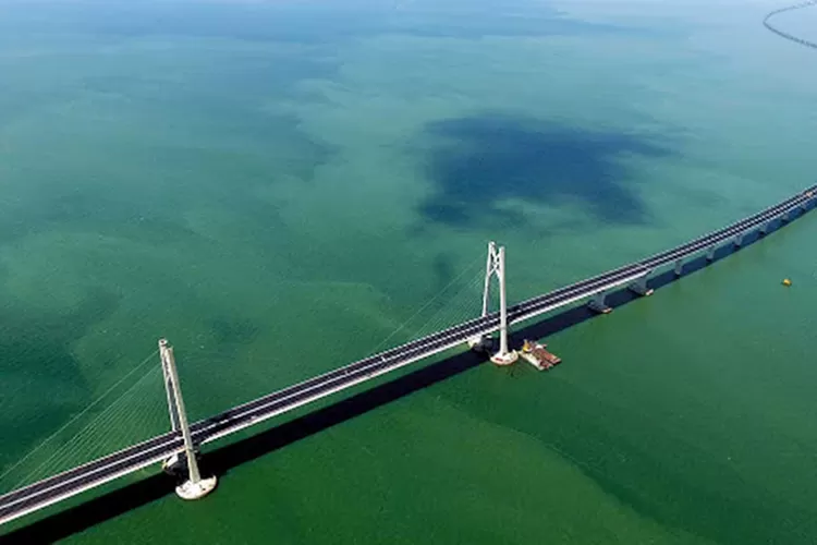 Jembatan raksasa ini akan dibangun dengan dana APBN senilai Rp300 miliar yang menghubungkan Pulau Kalimantan dengan Pulau Laut, dua pulau utama di Kalimantan Selatan.