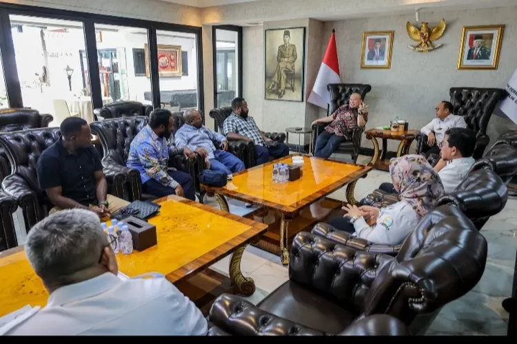 Diskusi Bersama Senator Papua, Ketua DPD RI Bicara Bangsa hingga Bola