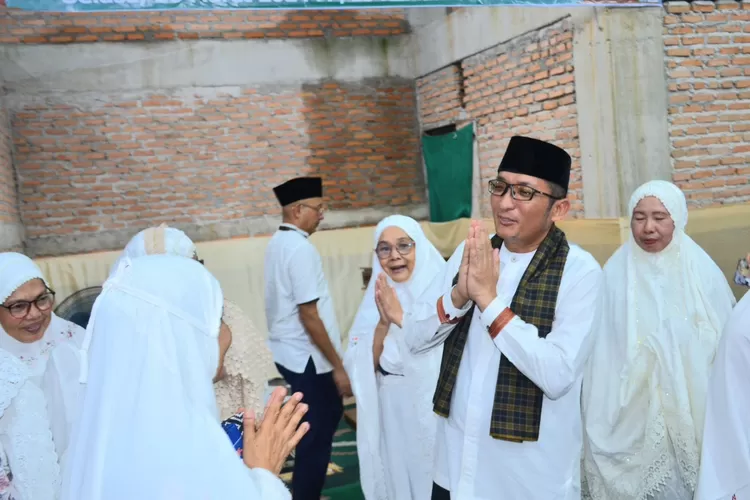 Wako Padang Hendri Septa saat bertemu dengan jamaah masjid. (Humas Pemko Padang )