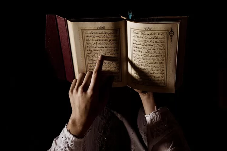 Ilustrasi orang membaca Al Quran (Freepik)