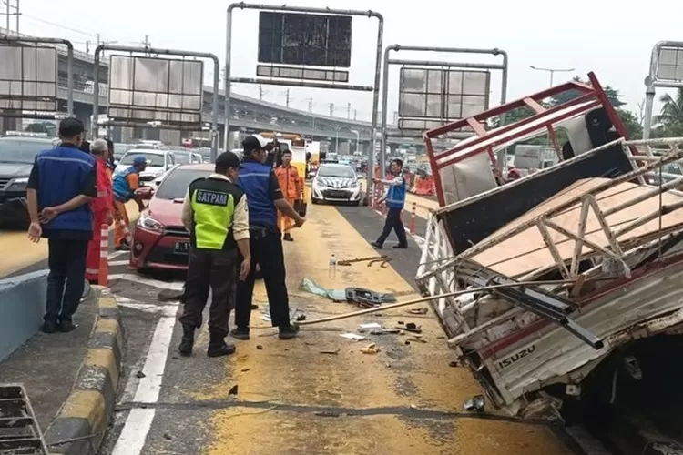 Kecelakaan beruntun di Tol Halim gara-gara truk kelebihan muatan (Instagram @tmcpoldametro)