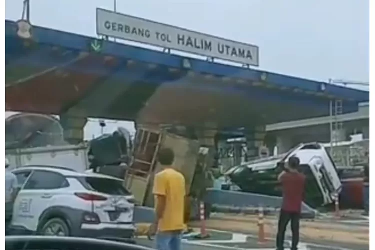 Pengakuan sopir truk penyebab kecelakaan beruntun di Gerbang Tol Halim Utama (Twitter @tanyakanrl )