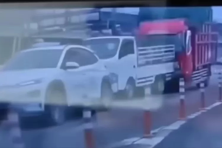 Kecelakaan beruntun di Gerbang Tol Halim Utama karena truk kelebihan muatan
