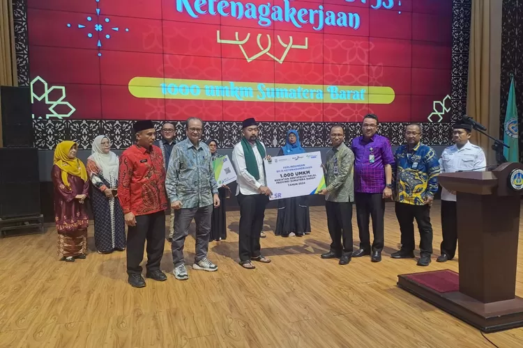 Penyerahan secara simbolis kepesertaan pelaku UMKM sebagai peserta BPJS Ketenagakerjaan, dilakukan oleh Pemimpin Bank Nagari Cabang Utama Padang Roni Edrian kepada Wakil Gubernur Sumatera Barat, Audy Joinaldy, Kamis (28/3) IST