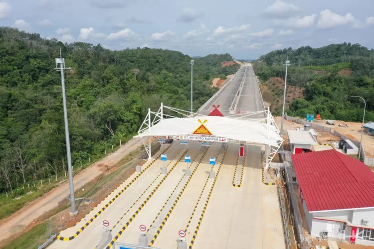 Tampak Jalan Tol Bangkinang-Koto Kampar di Riau yang menjadi salah satu seksi jalan tol rangkaian Jalan Tol Trans Sumatera (JTTS) yang akan dibuka gratis saat mudik lebaran 2024. (Dok: Hutama Karya)