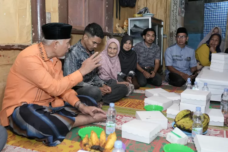 Singgah Sahur dan Subuh Mubarak di Bukittinggi, Gubernur Sumbar Salurkan Bantuan Bedah Rumah untuk Keluarga Hartini (Humas Pemprov Sumbar )