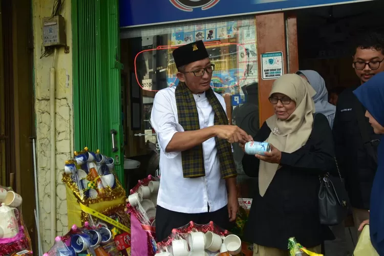 Bersama BBPOM, Wako Padang Hendri Septa Sidak Swalayan Pastikan Parcel dan Makanan Kemasan Aman (Humas Pemko Padang )