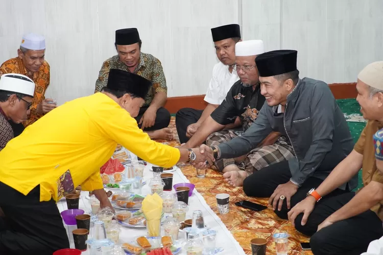 Moment Langka, Wawako Padang Buka Puasa Bersama Jamaah Masjid Imaduddin  (Humas Pemko Padang )