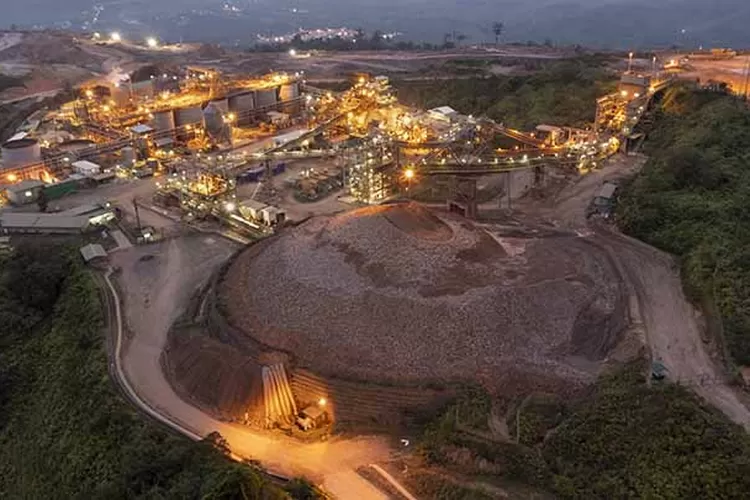 Pelaksanaan industri tambang emas di Martabe ini dilakukan dengan proses pengolahan batuan dengan kandungan emas yang dikelola dengan proses penggerusan dan penimbunan bijih emas agar pada akhirnya dapat diperoleh kandungan emas murni.