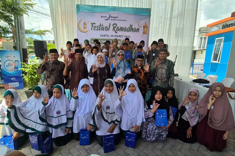 Pemimpin Bank Nagari Cabang Syariah Payakumbuh Fitri Bahreni, berfoto bersama para pemenang Festival Ramadhan, Sabtu (30/3).IST