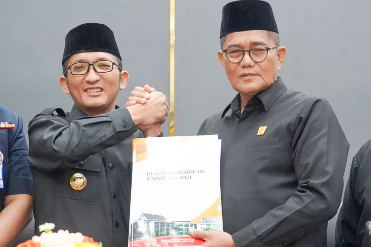 Sidang Paripurna DPRD, Wako Hendri Septa Terima Rekomendasi LKPJ Wali Kota Padang 2023 (Humas Pemko Padang )