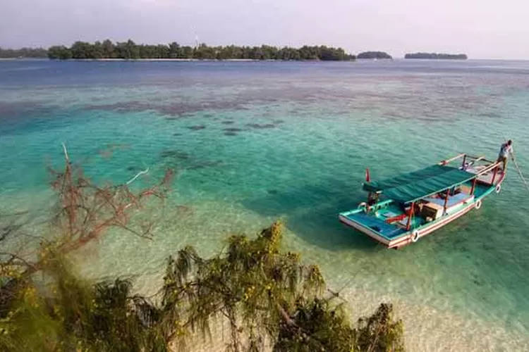 Kepulauan Seribu merupakan gugusan kepulauan yang terletak di sebelah utara Jakarta, tetapi kebanyakan berada di prairan utara Kabupaten Tangerang. Meskipun memakai nama 