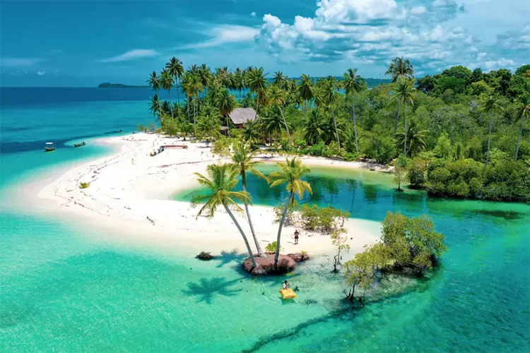 Kabupaten Kepulauan Mentawai dibentuk berdasarkan UU RI No. 49 Tahun 1999 resmi dimekarkan dari Kabupaten Padang Pariamandan dinamai menurut nama asli geografisnya.