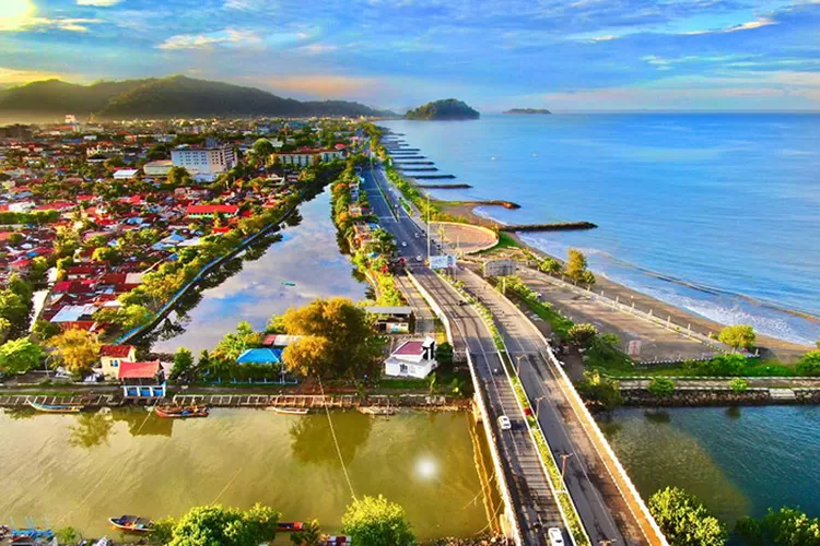 Ibu kota provinsi Sumatera Barat berada di Bukittinggi. Sebuah kota yang sempat menjadi pusat pemerintahan Belanda di Pulau Sumatera. Barulah pada 29 Mei 1958 ibu kota Sumatera Barat dipindah dari Bukittinggi ke kota seluas 694,337 km2, yakni Padang.