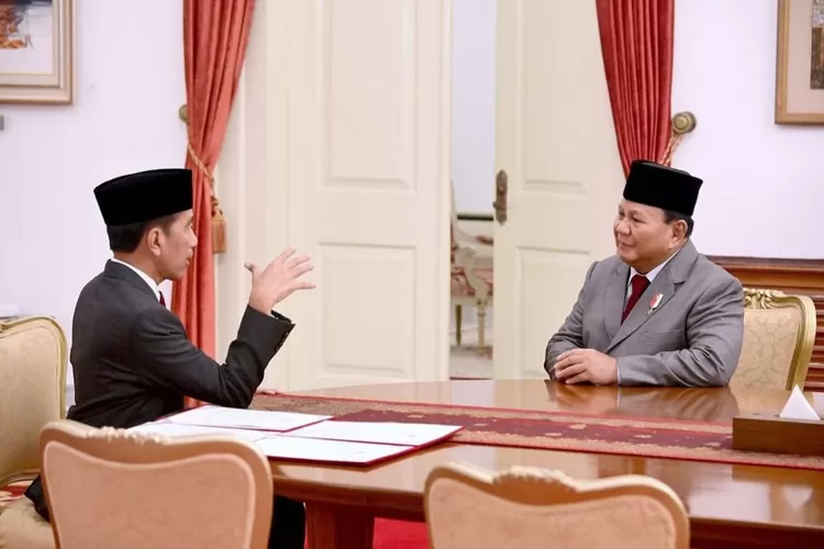 Menteri Pertahanan RI yang juga presiden terpilih Prabowo Subianto bertemu dengan Presiden Joko Widodo dan duduk satu meja dan mengobrol dan diunggah dalam laman Instagram pribadi Prabowo, Jumat 5 April 2024.