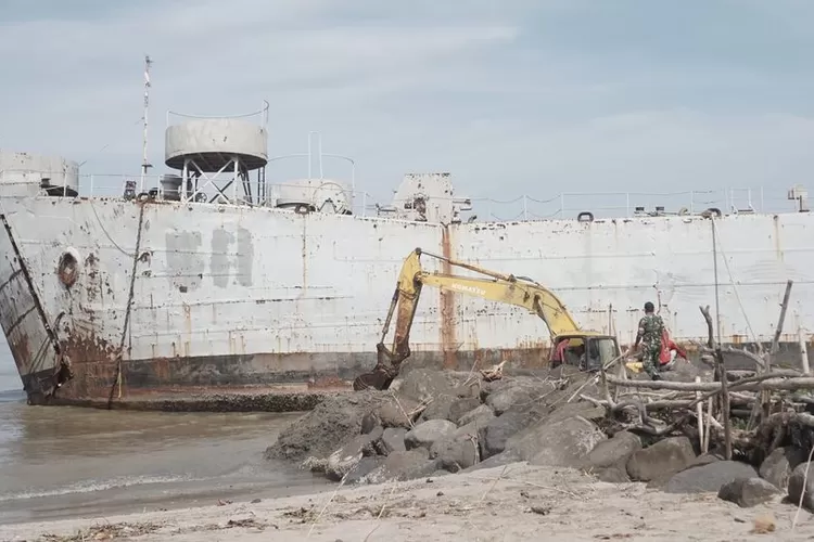 Pemko Pariaman Mulai Pengerjaan Kanal Penyelamatan Eks KRI Teluk Bone 511 (Kominfo Kota Pariaman)