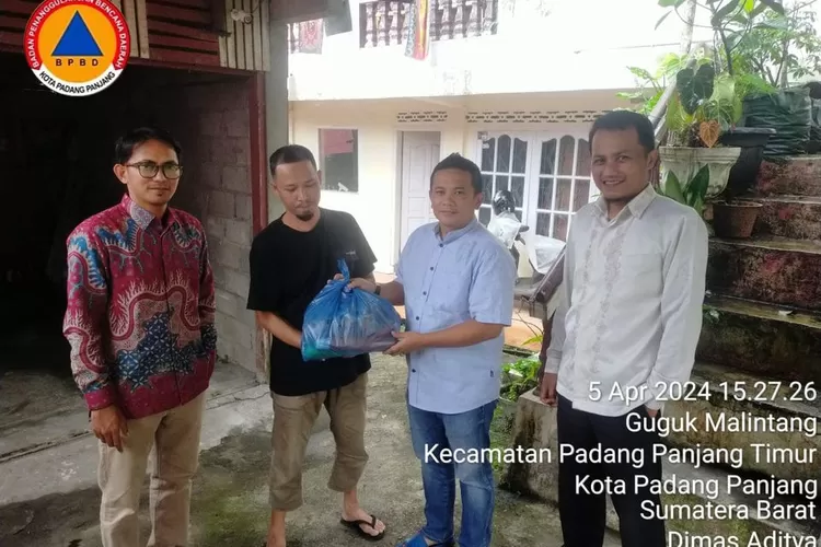 BPBD Kesbangpol Padang Panjang Bagikan Paket Sembako ke Rumah Warga (Kominfo Padang Panjang)