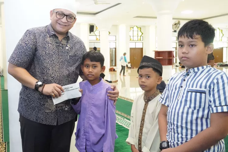 Sekda Kota Padang Andree Algamar Serahkan Santunan THR Bagi Anak Yatim Binaan Masjid Agung Nurul Iman (Humas Pemko Padang )
