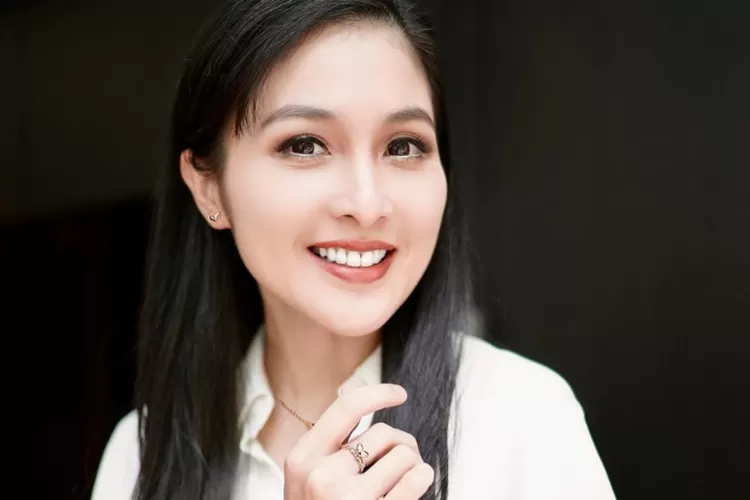 Penuhi Panggilan, Sandra Dewi Tebar Senyum hingga Beri Tanda Saranghaeyo. (@hebohdotcom)
