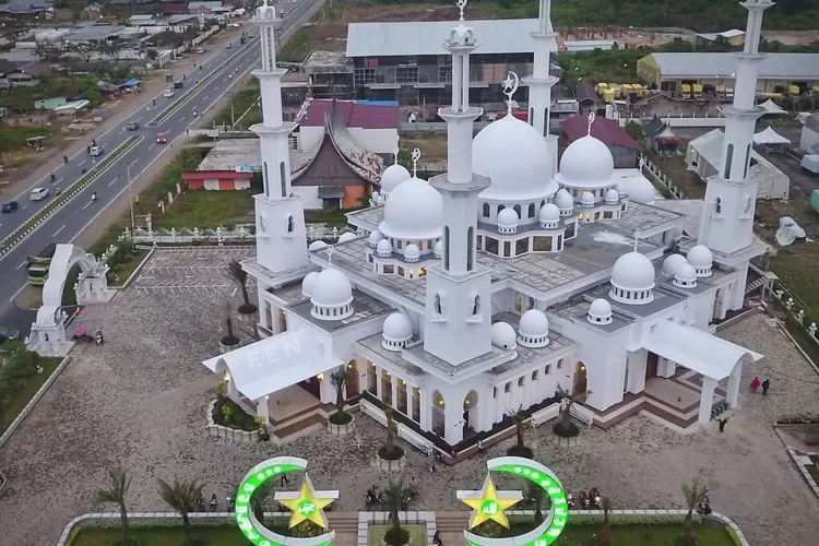 Salah satu masjid termegah ynag ada di Sumatera Barat yang bisa digunakan untuk berlebran di Hari Raya Idul Fitri tahun 2024. (Instagram:  @een_bone)