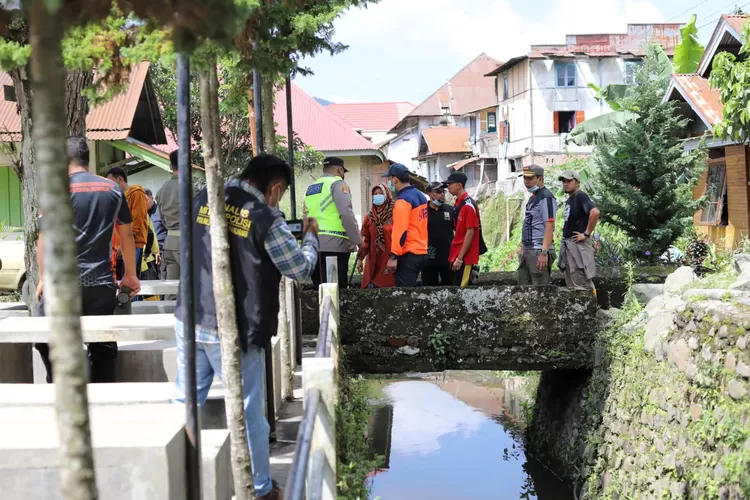 Antisipasi Luapan Lahar Dingin, Pj Wako Padang Panjang Inspeksi Sejumlah Aliran Sungai (Kominfo Kota Padang Panjang)