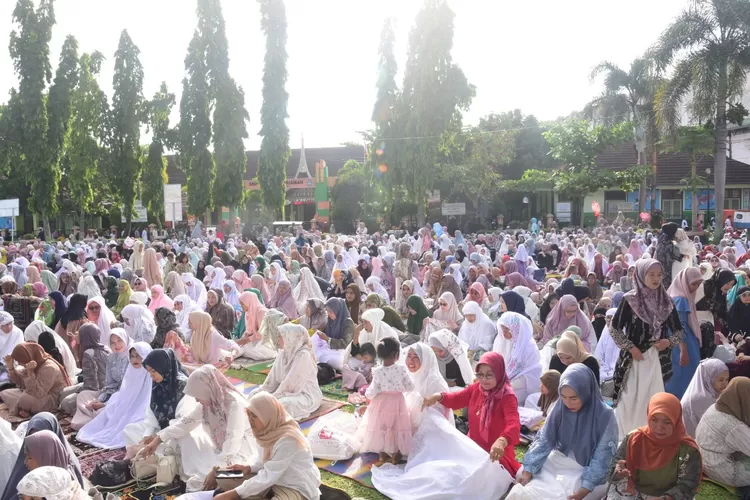 Ribuan Masyarakat Ramaikan Salat Idul Fitri 1445 H di Lapangan Merdeka Kota Pariaman (Kominfo Kota Pariaman)