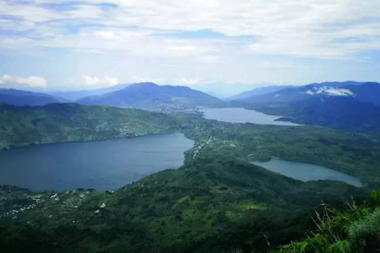 Danau Kembar adalah sebuah Kecamatan di Kabupaten Solok, Sumatera Barat, Indonesia. Kecamatan ini merupakan hasil pemekaran dari Kecamatan Lembang Jaya, dan terdiri dari nagari Kampuang Batu Dalam serta Simpang Tanjuang nan IV.