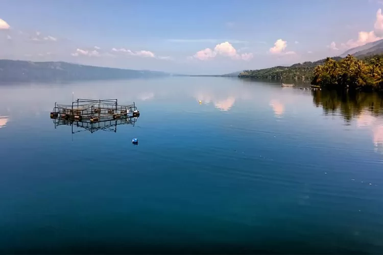 anau Maninjuau bisa dikatakan sebagai salah satu danau terluas di Sumatera Barat. Namun luasnya masih lebih kecil daripada Danau Toba. Diantara kedua danau indah itu, masing-masing memiliki keunikan yang tidak tergantikan.