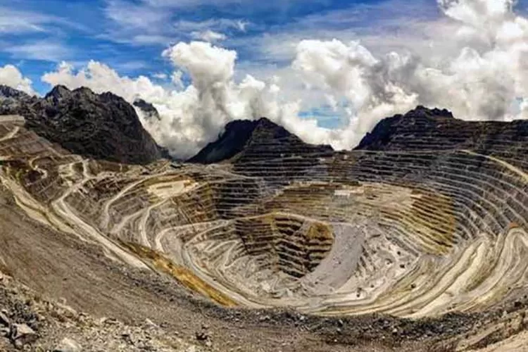 Cadangan emas di Bengkulu diperkirakan sampai dengan 1 juta ons. Sehingga potensi emas di Bengkulu ini disebut-sebut dapat saingi PT Freeport yang merupakan salah satu satu perusahaan tambang terkemuka di dunia.