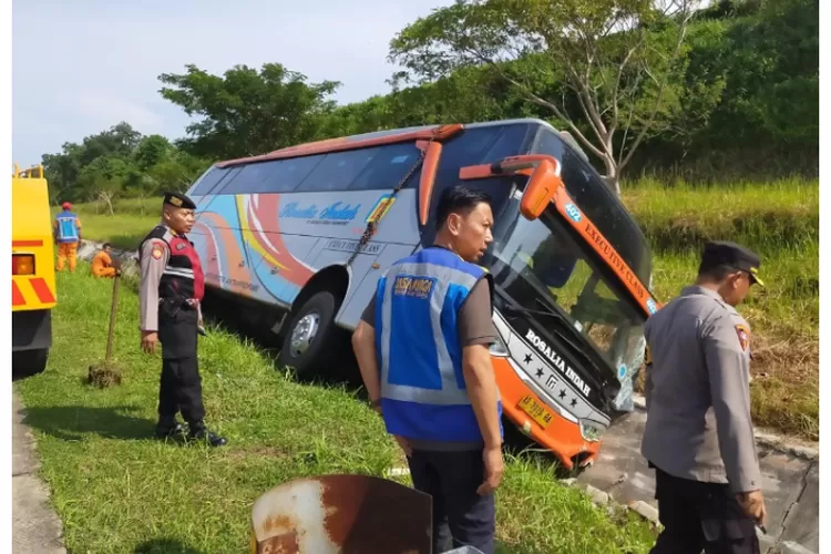 Kecelakaan Bus PO Rosalia Indah di Tol Batang KM370 A  (mediahub.polri.go.id)