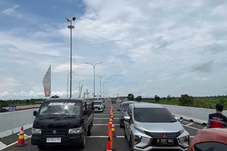 Kepadatan arus lalu lintas di jalan tol yang ada di Riau. Tol rangkaian Jalan Tol trans Sumatera (JTTS) dipadati saat arus balik lebaran Hari raya Idulfitri 2024. (Dok: Media Center Riau)
