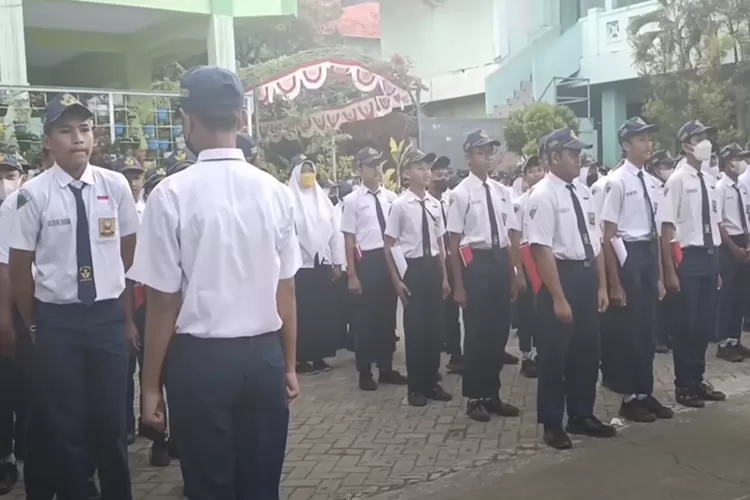 Contoh Seragam Sekolah Tingkat SMP di Indonesia (YouTube SMPN 1 Sampang)