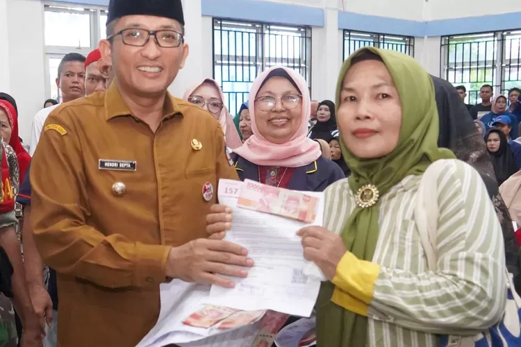 3.457 KPM di Kecamatan Lubuk Begalung Terima Bansos Sembako dari Wako Padang Hendri Septa  (Humas Pemko Padang )