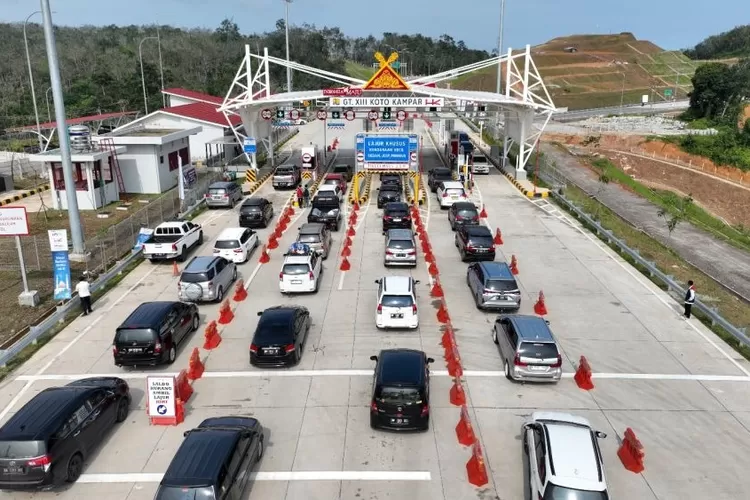 Jalan tol di Riau catatkan jumlah kendaraan yang melintas nyaris setengah juta kendaraan. Jumlah ini akan bertambah lebih banyak dalam beberapa waktu ke depan. Rangkaian tol di Riau ini bagian dari Jalan Tol Trans Sumatera  (JTTS). (Dok: Media Center Riau)
